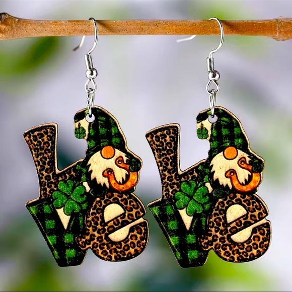 Gnome earrings leprechaun 🍀 at Patrick’s day LOVE new - Picture 1 of 3